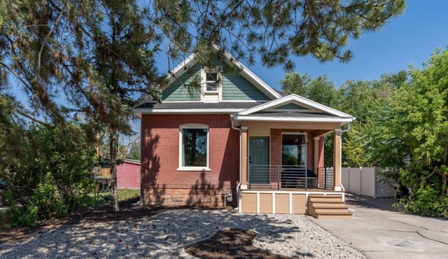 Historic 1907 SLC Victorian - Hot Tub - Firepits -