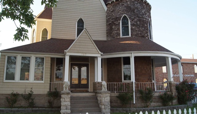 Historic 130 Year Old near downtown Sedalia - great for families or groups