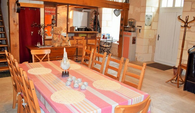 Historic 16th Century City Cottage with Modern Amenities, Near Indre à Vélo, Pet-Friendly