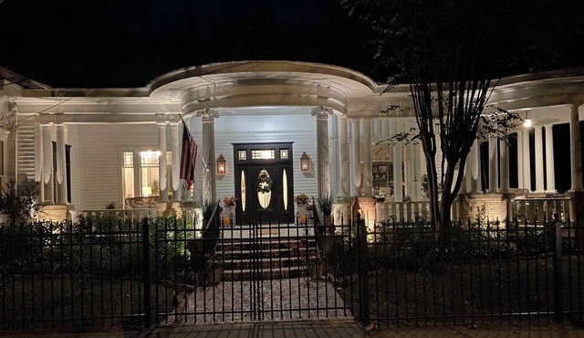 Historic 1800’s estate with 4 bedrooms and WiFi, AC in delightful Columbus