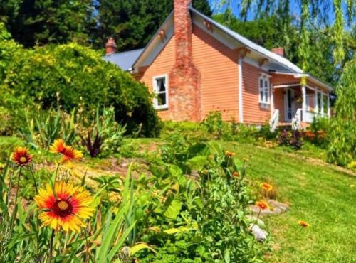 Historic 1818 Riverfront Cottage