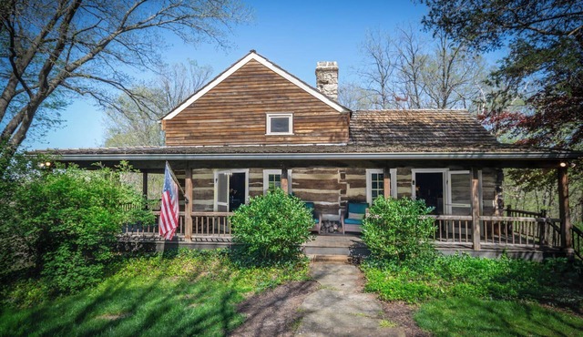 Historic 1830s Lodge/Cabin Overlooking Missouri River