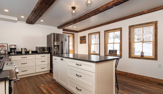 Historic 1843 Belmont Home, Near Okemo & VAST, Sleeps 10+, Gigabit WiFi