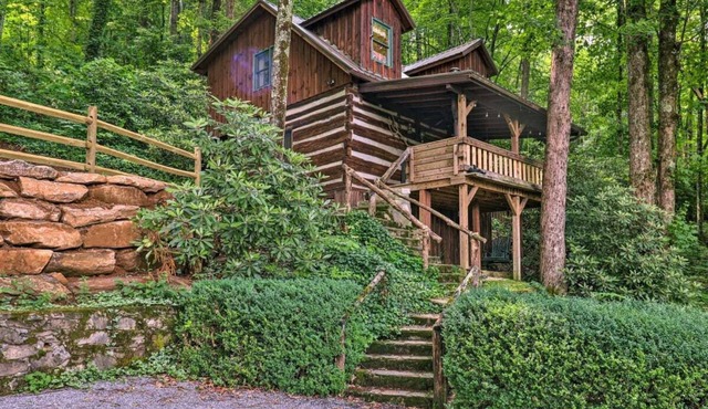 Historic 1850s Log Cabin: Enjoy the holiday season in the Smokies. ❄️☃️❄️