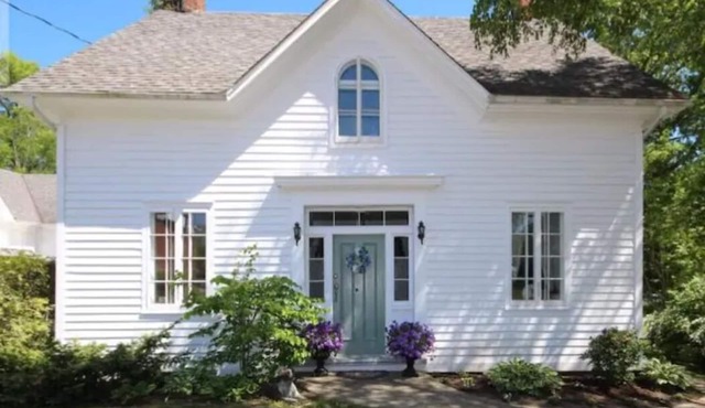 Historic 1853 Kingsgate Lakehouse