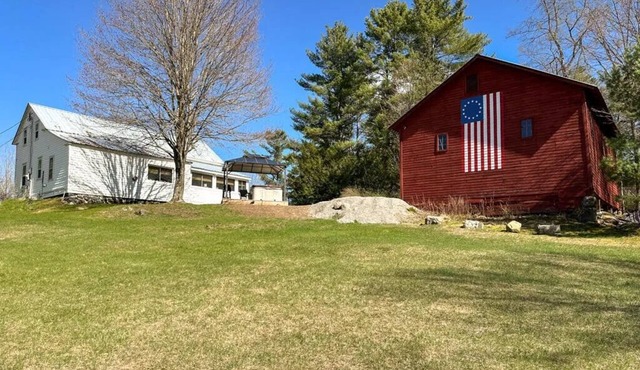 Historic 1860s Farmhouse, Private Fishing Pond, Canoe, Hot Tub, Walk to Town.