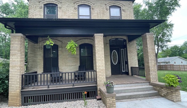 Historic 1867 Fox Mansion: Chef’s Kitchen, A/C, across from the swimming Quarry