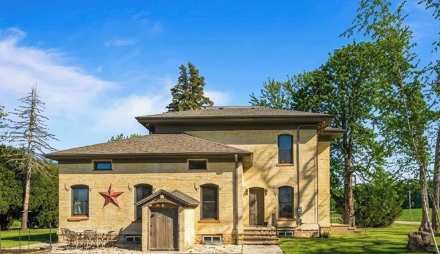 Historic 1868 Farmhouse Kettle Moraine Getaway