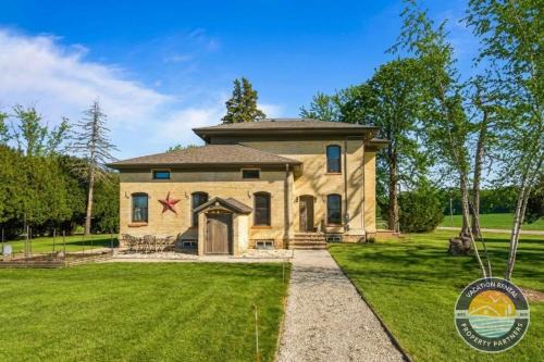 Historic 1868 Farmhouse Kettle Moraine Getaway