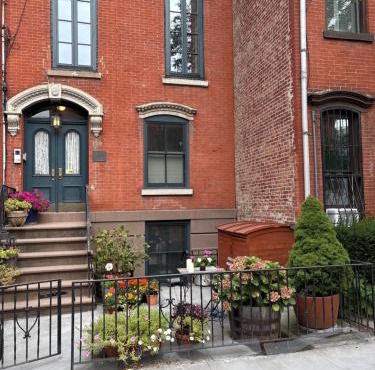 Historic 1869 Brownstone 15 min to NYC downtown