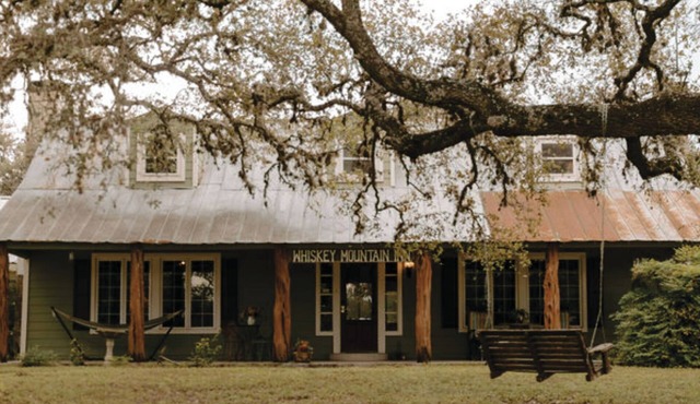 Historic 1869 Whiskey Mtn. Home Great Location- Sleeps 15-22 Great Location