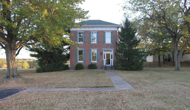 Historic 1870 Brick Farm House - Near Culver Stockton College