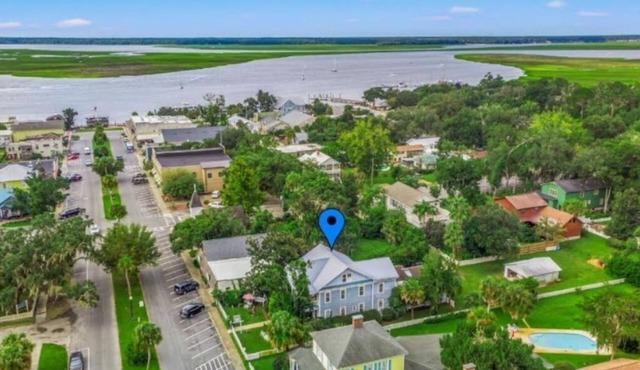 Historic 1870's home located in St Mary's, GA. Pet-Friendly!