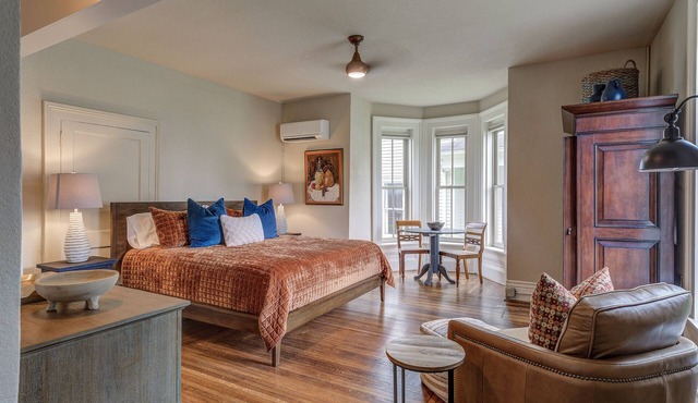 Historic 1880s 1-bedroom Downtown Apartment