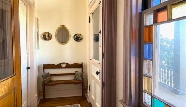 Historic 1884 Victorian Downstairs Unit. Walk to everything! Close to elk!