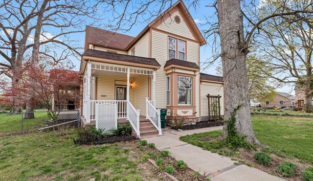 Historic 1890, 3-bed Victorian townhome in welcoming Monett with WiFi, AC