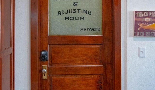 HISTORIC 1890s Rexburg Loft - 2 Q, 1 K Laundry, 2 blocks to BYUI, Clean & Fun!