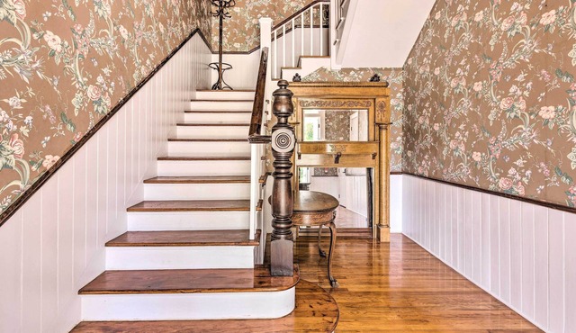 Historic 1891 Ocala Apartment w/Original Touches!