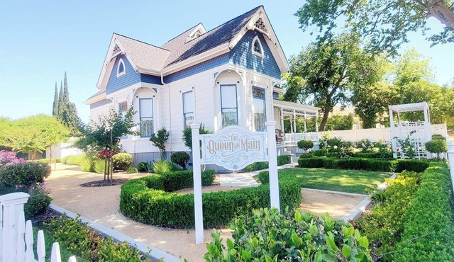 Historic 1895 Queen Anne Victorian ~ Luxury, Downtown, Private