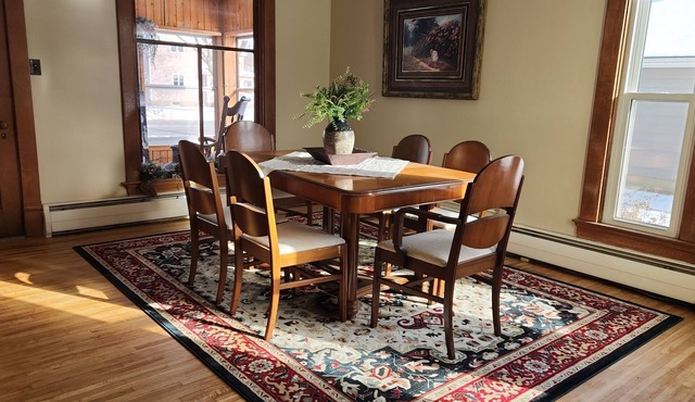 Historic 1898 4BR Home - 3 King + 1 Queen - Wooded Backyard Retreat