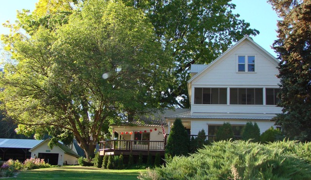 Historic 1906 Grand Farmhouse in Cashmere's scenic Brender Canyon on 20 acres