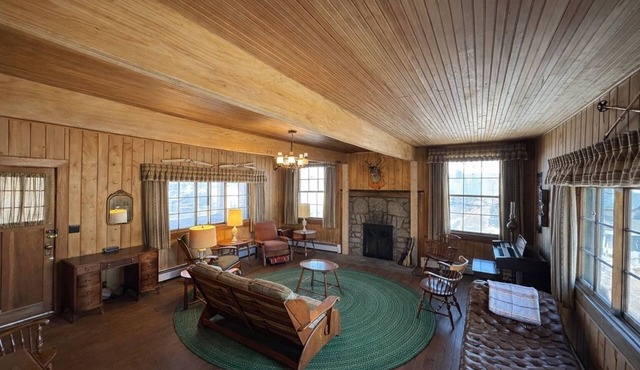 Historic 1910 Lodge - Rustic Mountain Charm - Steps to Beach and Town