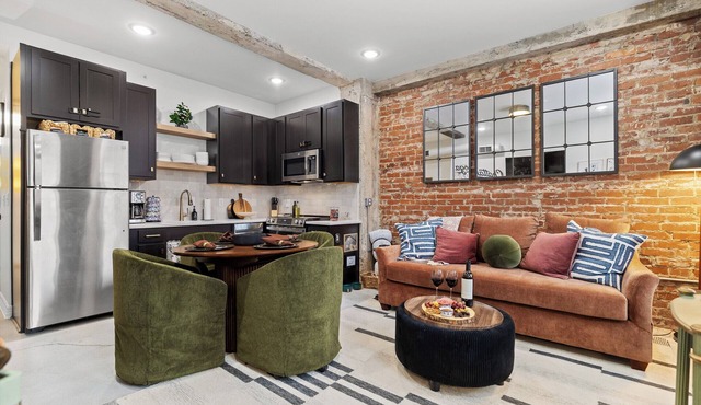 Historic 1915 Downtown Condo, 2BR 2BA, Sleeps 6, Free Parking, Pet Friendly