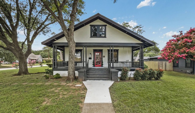Historic 1915 Home, 1 Mile from AT&T Stadium, with 5 bedrooms & Private Backyard