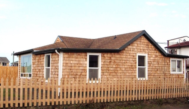 Historic 1920s Cabin Downtown: across street from Ocean one block from main