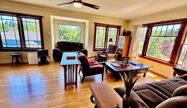 Historic 1928 Craftsman near University of Oregon 4 bedroom and 2 full baths