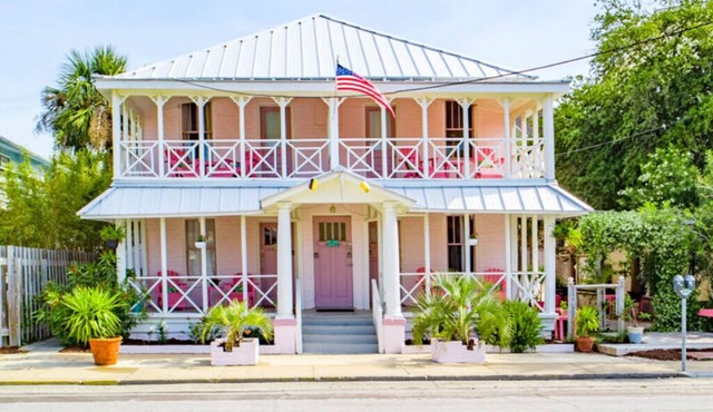 Historic 1930c Inn- 8BR/8BA Separate Suites All-in-One Sleeps 16! 400ft to Beach