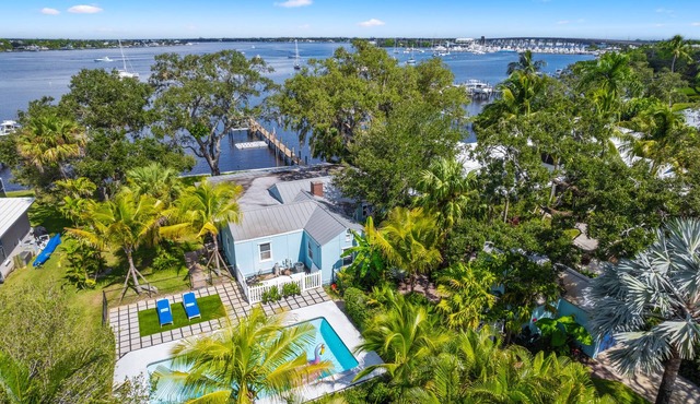 Historic 1935 home directly on the River! 167' New Dock, Walk to Downtown, Pool