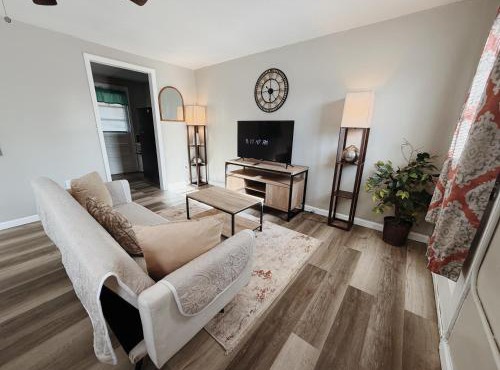 Historic 1BR Apartment Near VSU & SGMC 2 Queen Beds