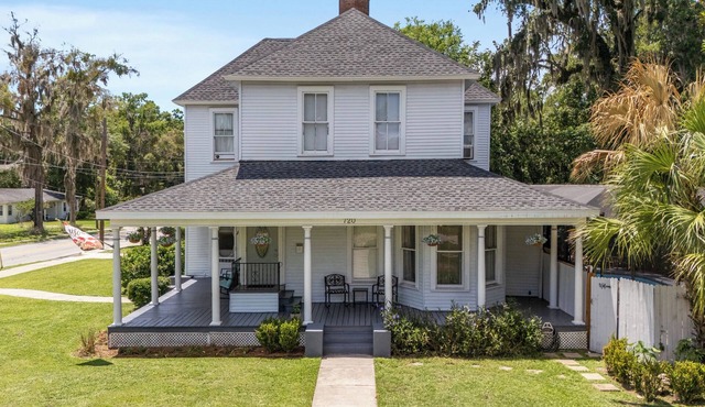 Historic 2/1 Upper Suite with Pool, walking distance to downtown