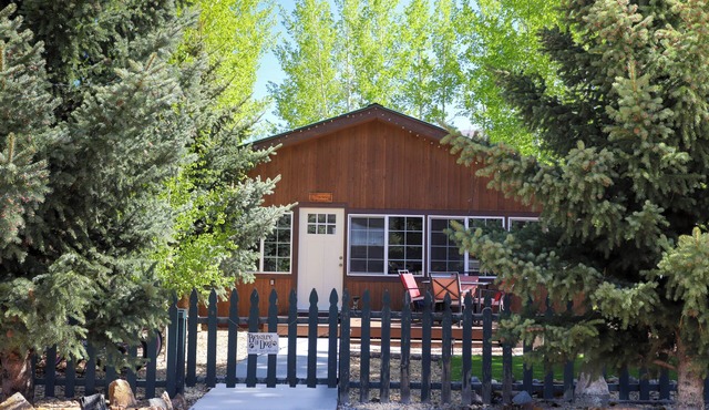 Historic 2.5-bedroom cabin w/sleeping porch
