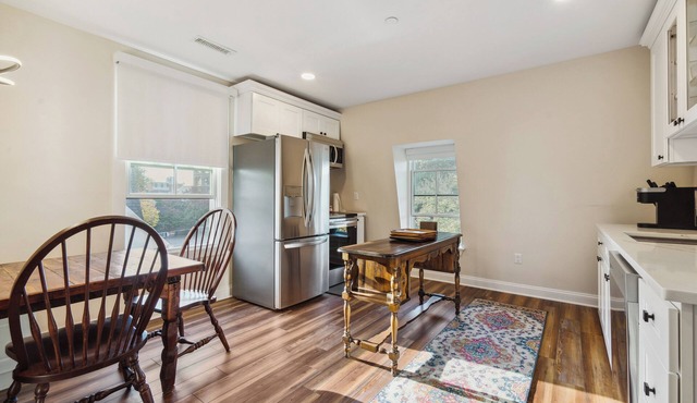 Historic 2 Bed/2 Bath Downtown Loft w/Park View & Spa Access