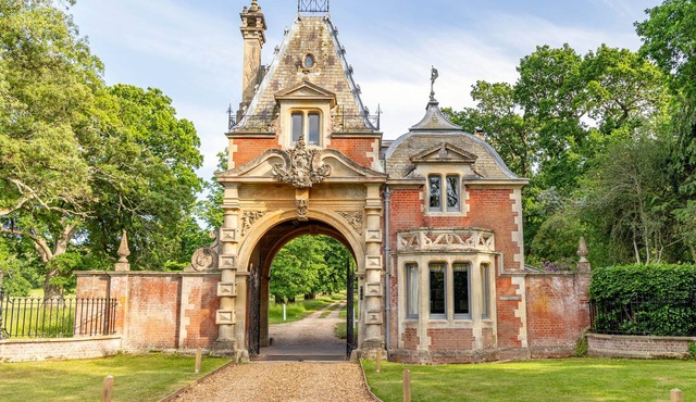 Historic 2 bed gatehouse in private parkland