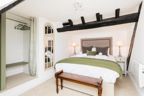 Historic 2 Bed in Central Warwick - Pass the Keys