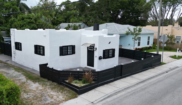 Historic 2-bed house, WiFi, pool table/ping pong, hot tub, 3TVs, 3 min to beach