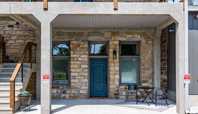 Historic 2-bedroom apartment with WiFi, AC in charming Batesville