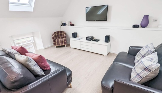 Historic 2‑Bedroom Central St Andrews Cottage Near West Port, Stylish Interiors & Walk to Old Course