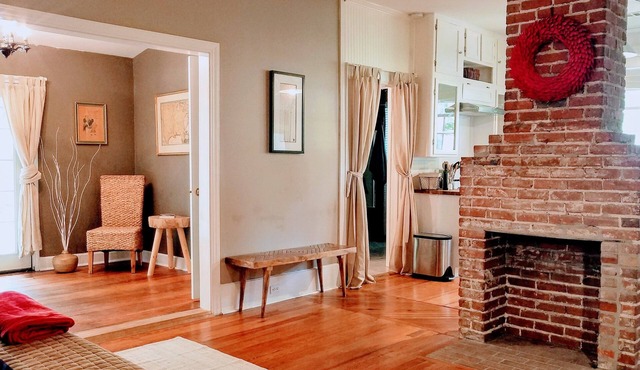 Historic 2-Bedroom Cloverdale Cottage