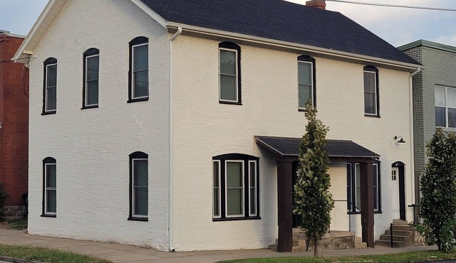 Historic 2-bedroom carriage house in charming Boonville.