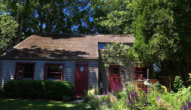 Historic 2 bedroom cottage in the heart of old town Nantucket