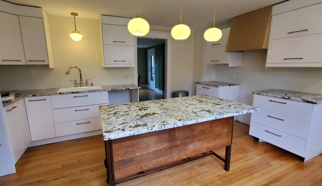 Historic 2-bedroom house, walk to restaurants and bars downtown.
