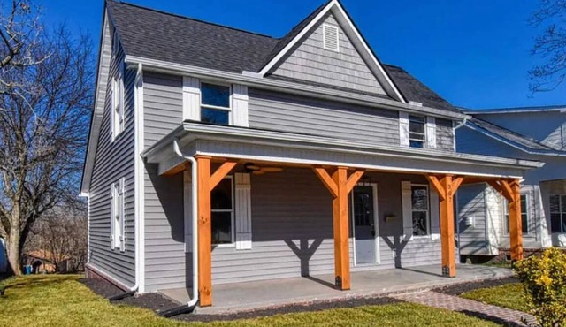 Historic 2-bedroom house with WiFi and AC in downtown Lenoir City
