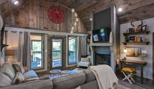 Historic 2 BR Cabin w Hot Tub near Buffalo River!