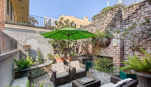 Historic 2 Story Home w/Balcony, Parking on Calhoun Square by Lucky Savannah