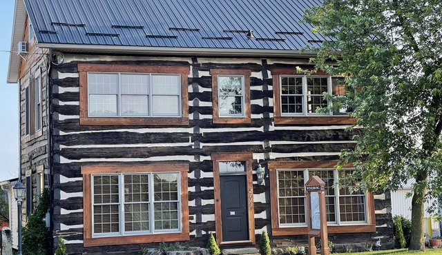 Historic 200 year old 3-bedroom log house with WiFi and AC in charming Winesburg