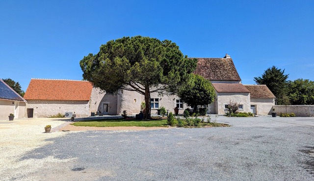 Historic 2BR Cottage with Modern Amenities & Shared Pond in Brenne Park